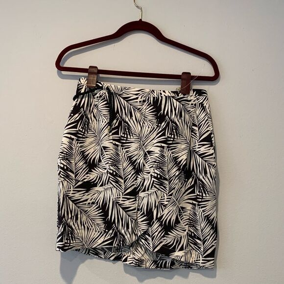 H&M floral pleated overlapping viscose mini  skirt size 8 - Picture 1 of 6